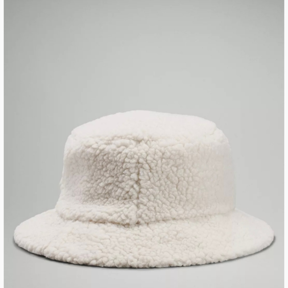 Lululemon fleece bucket hat in white tags attached